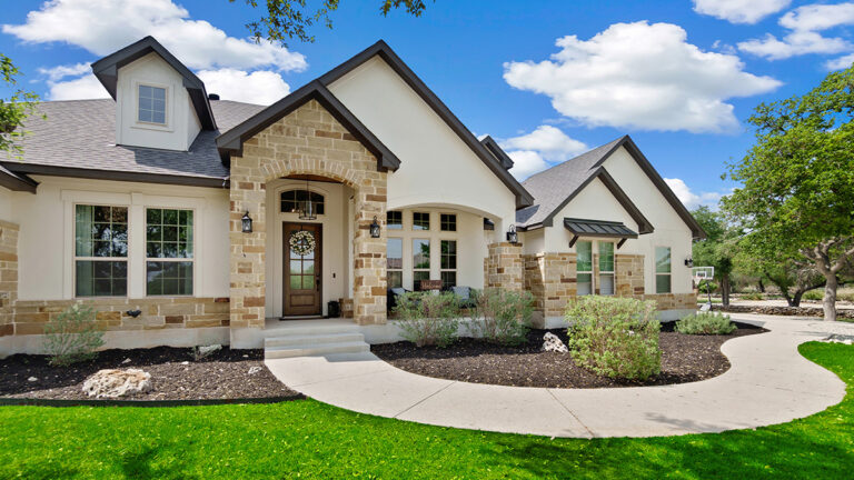 exterior-shot-of-a-beautiful-luxury-home-in-tampa-florida